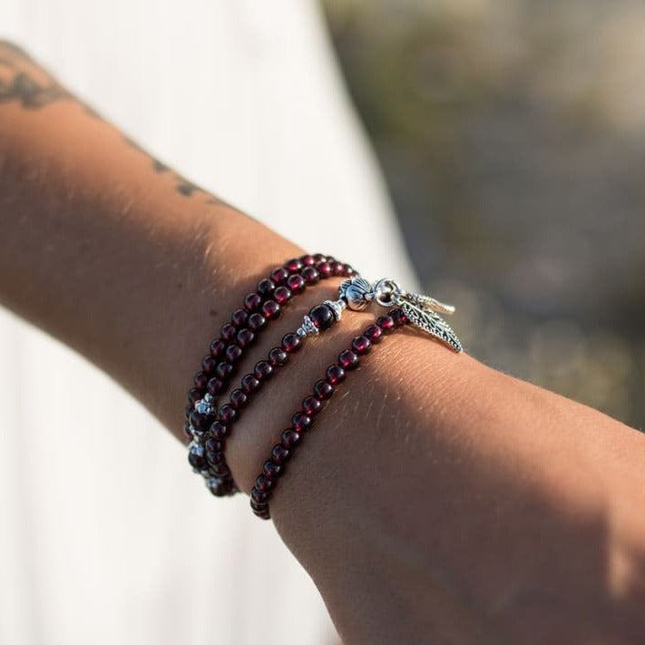 Bracelet Multi-Tours Grenat — Abondance, Passion & Vitalité