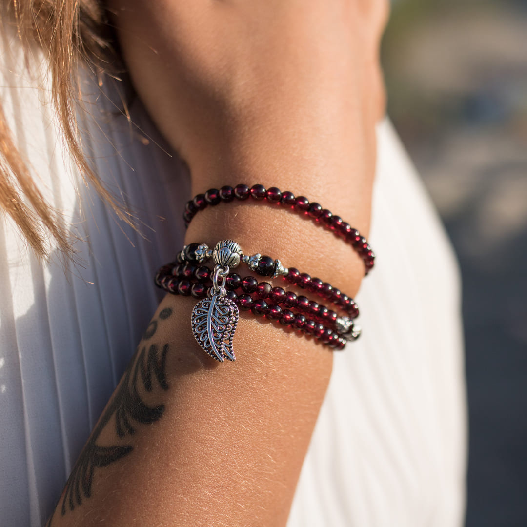 Bracelet Multi-Tours Grenat — Abondance, Passion & Vitalité