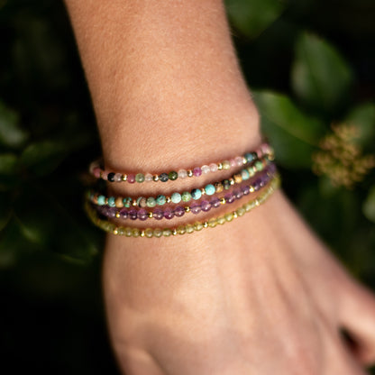 Bracelet Fin Élégant en Pierres Naturelles — Discret & Raffiné