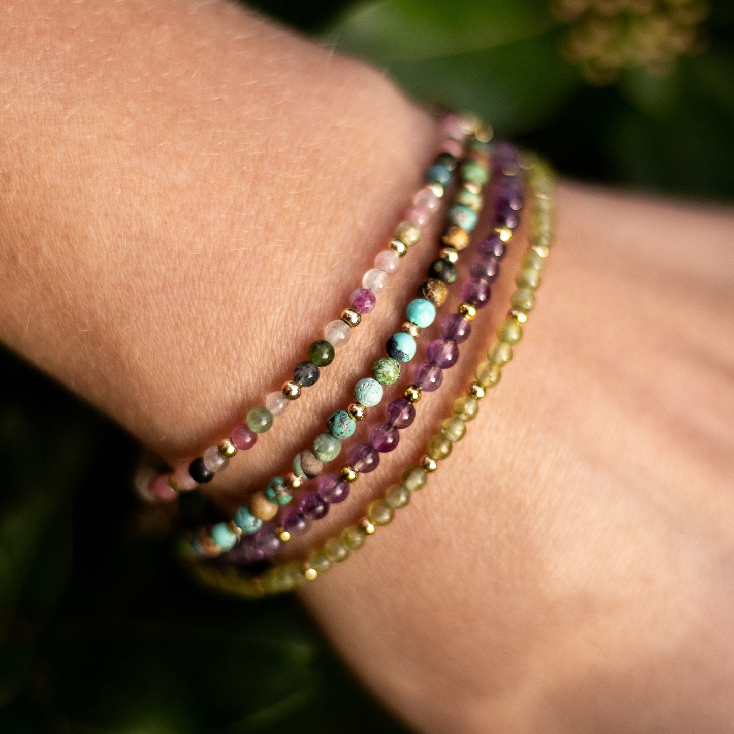 Bracelet Fin Élégant en Pierres Naturelles — Discret & Raffiné