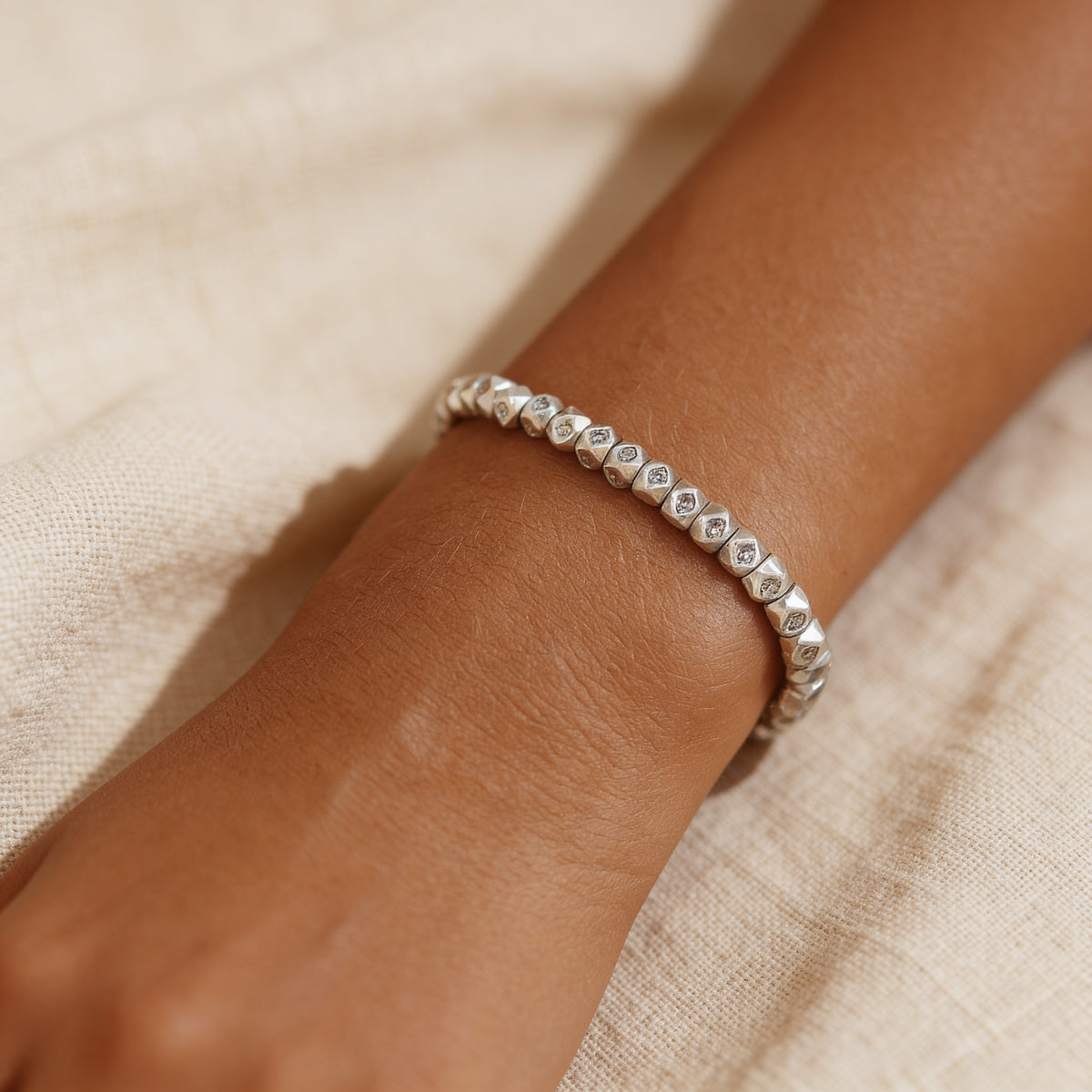 Bracelet Tibétain Perles Facettées — Harmonie & Connexion Spirituelle